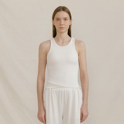 Front2line 瑜珈坑紋層次造型胸墊背心 奶油白 FDWSBT041CRM3