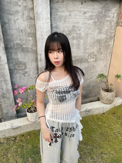 迷人焦點 微透單肩飄帶上衣1