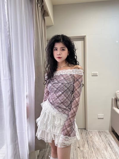 格紋蕾絲一字領透膚上衣7