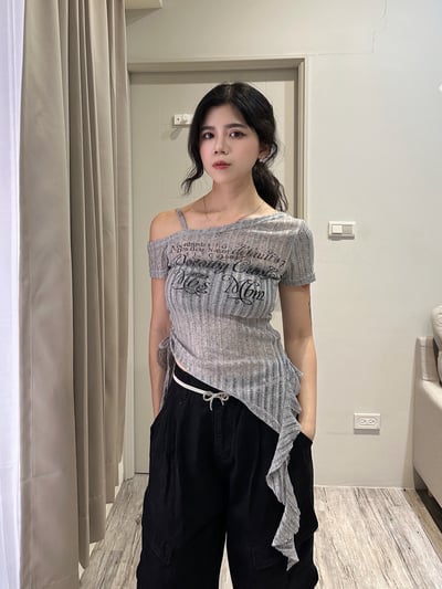 迷人焦點 微透單肩飄帶上衣4