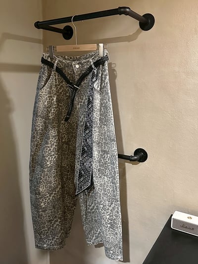 灰豹紋飄帶繭型牛仔褲11