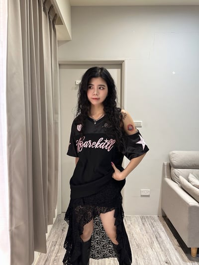 美式甜酷露肩緞面球衣8