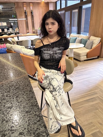 迷人焦點 微透單肩飄帶上衣6