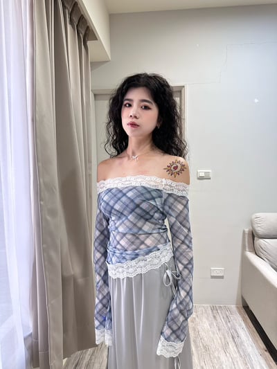 格紋蕾絲一字領透膚上衣1