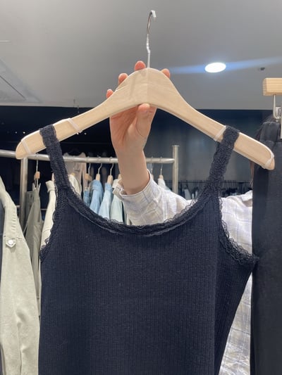 W8成團！《小資湊免運》蕾絲滾邊肩帶背心11