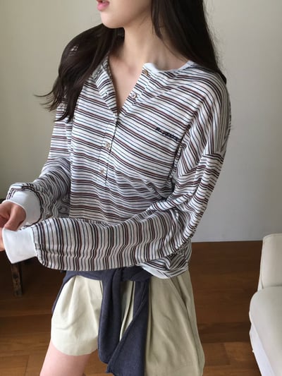 差一成團！《v家》超薄款條紋排扣罩衫24