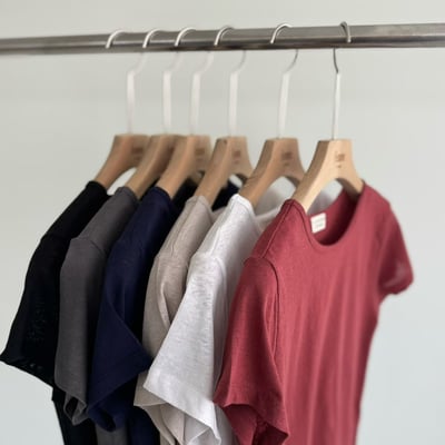 W5成團！《冷色調》亞麻素色短T3