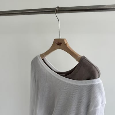 W5成團！《冷色調》可露肩大開領直紋打底衣1