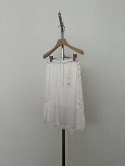 W5成團！《L&K》蛋糕奶油邊綁帶蕾絲半裙3