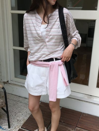 差一成團！《v家》超薄款條紋排扣罩衫7