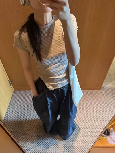 W7成團！《夏日單品》側開釦顯身材短T3