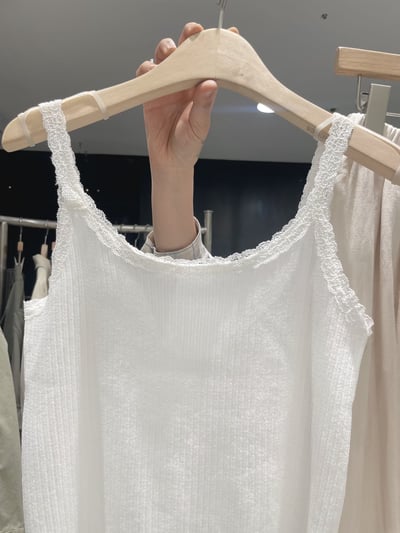 W8成團！《小資湊免運》蕾絲滾邊肩帶背心9