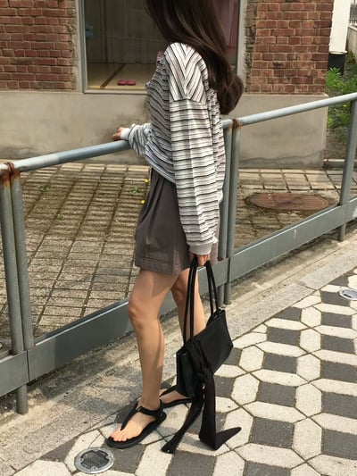 差一成團！《v家》超薄款條紋排扣罩衫10