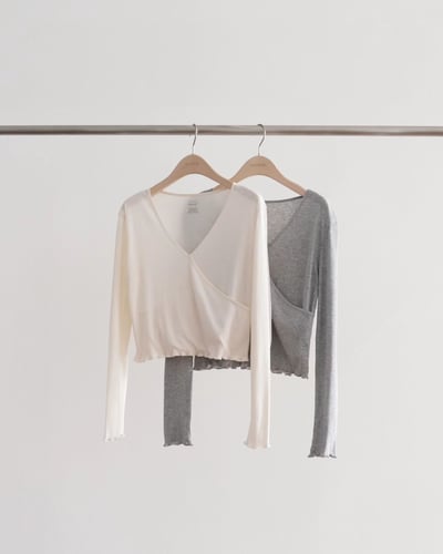 W8成團(已經要等10-14天)！《ounce》木耳邊下擺交叉上衣5