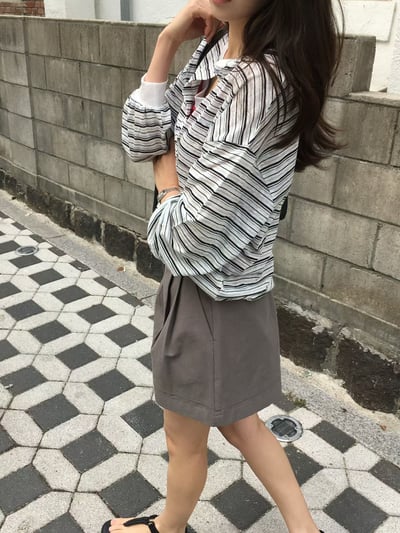 差一成團！《v家》超薄款條紋排扣罩衫8