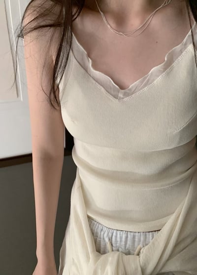 W8成團！《清新甜美》疊穿感蕾絲細肩背心1