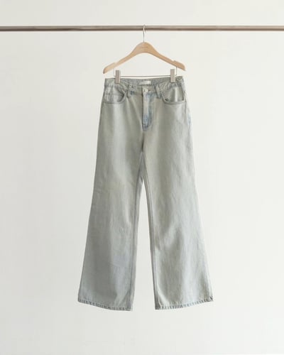 W7成團！《ounce》洗舊淺藍牛褲1