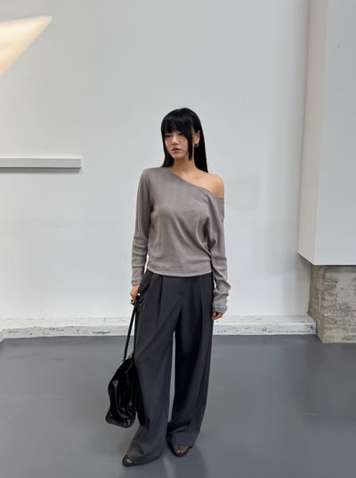 W5成團！《冷色調》可露肩大開領直紋打底衣2