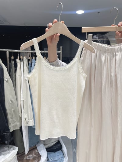 W8成團！《小資湊免運》蕾絲滾邊肩帶背心5