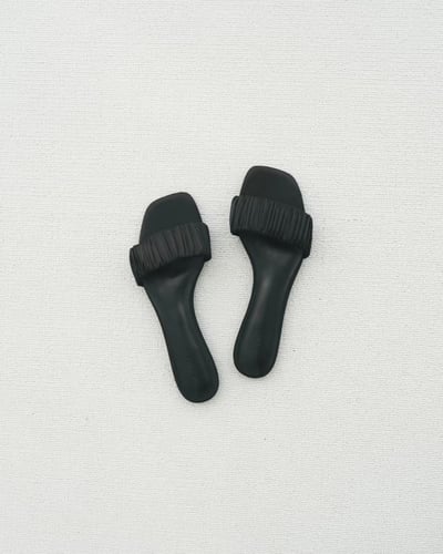 W8成團！《ounce》藍色鬚鬚裙搭配的美拖鞋1