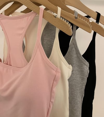 W6成團！《bra top專家》細肩帶素色bra top5