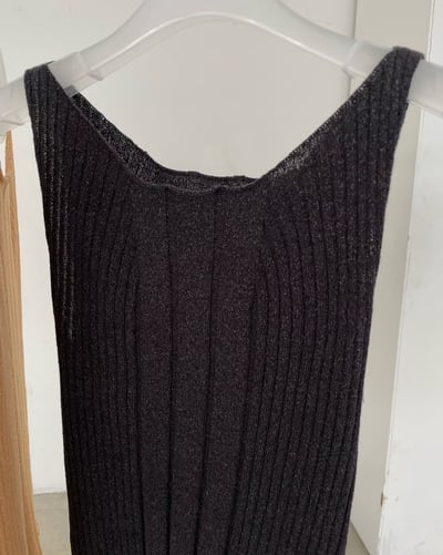 W7成團！《26春夏爆紅設計師》不規則直紋針織背心17