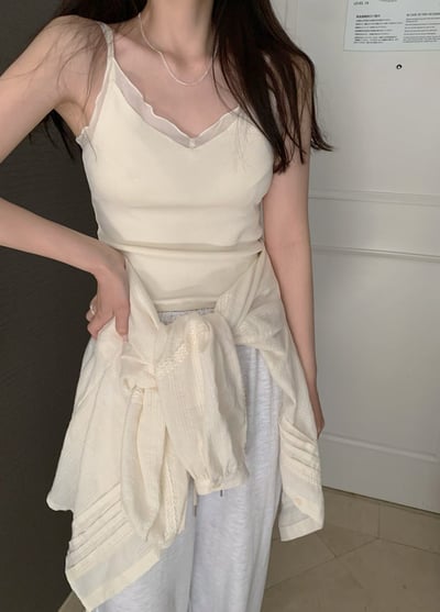 W8成團！《清新甜美》疊穿感蕾絲細肩背心5