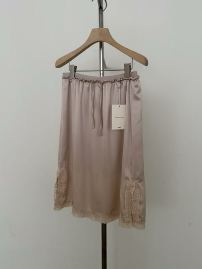 W5成團！《L&K》蛋糕奶油邊綁帶蕾絲半裙5