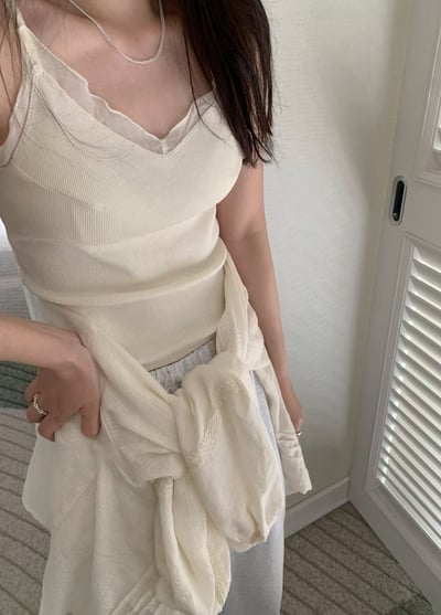 W8成團！《清新甜美》疊穿感蕾絲細肩背心4