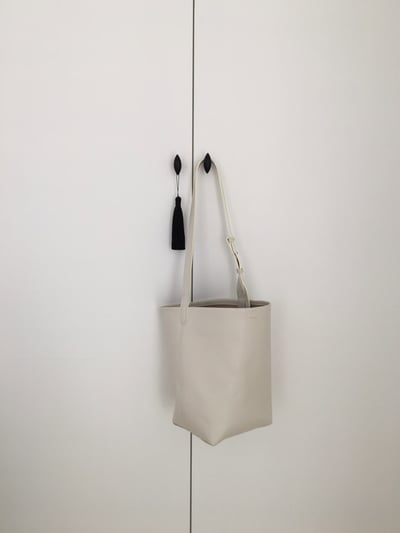 W0成團！《質感onni》類the row可調節羊皮水桶包5