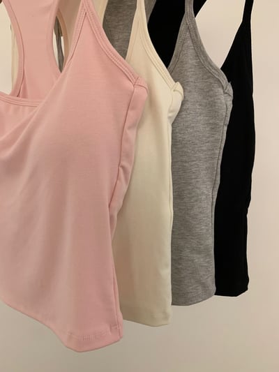 W6成團！《bra top專家》細肩帶素色bra top6