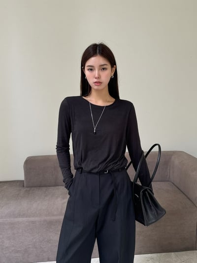 W5成團！《冷色調》下抓皺短版舒服上衣1