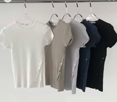 W7成團！《夏日單品》側開釦顯身材短T5