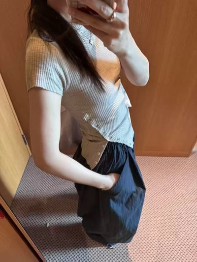 W7成團！《夏日單品》側開釦顯身材短T4