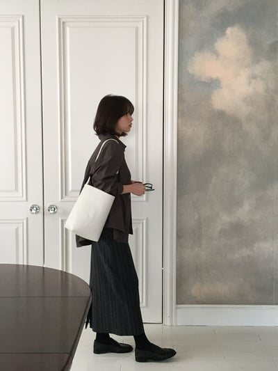 W0成團！《質感onni》類the row可調節羊皮水桶包4