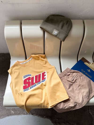 A1-007 美式字母撞色個性破洞時髦感上衣背心+卡其短裙7