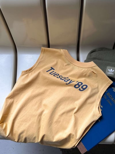 A1-007 美式字母撞色個性破洞時髦感上衣背心+卡其短裙9