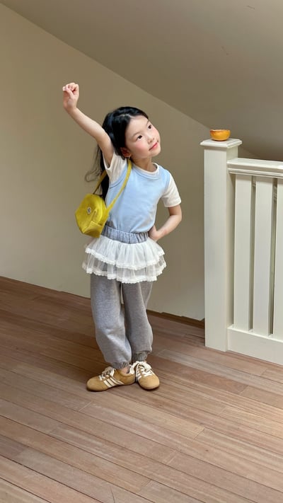 D1-004 韓版女童時尚背心+上衣2件套/帶花邊褲子9