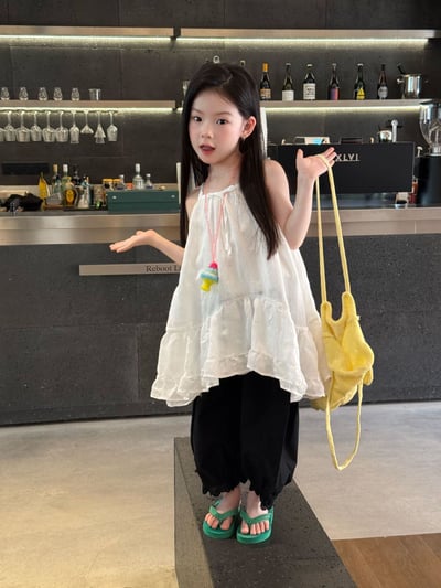 D1-017 韓版小眾設計感別緻吊帶裙+黑褲子2