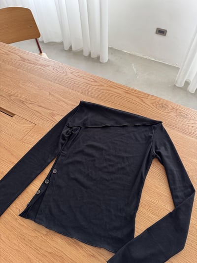 下擺斜開釦一字領上衣2