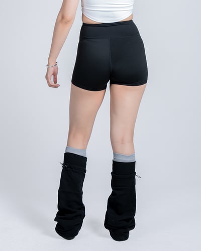 🏁 雙線短版運動褲｜膠片黑5