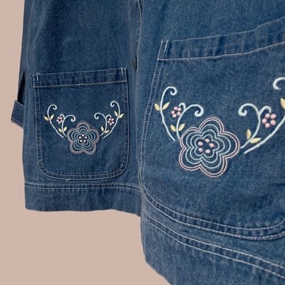 ✿眨眼有電✿ {M0143} 牛仔電繡小花圖騰外套2