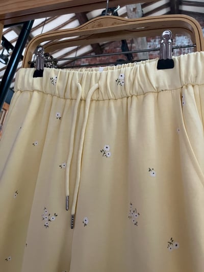 ✿全新選物✿ {A061} 淡鵝黃小花褲2