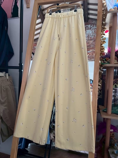 ✿全新選物✿ {A061} 淡鵝黃小花褲1