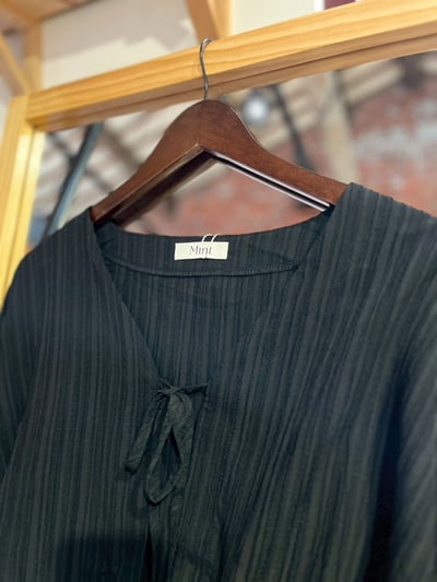 ✿全新選物✿ {A053} 黑色木紋綁帶罩衫2