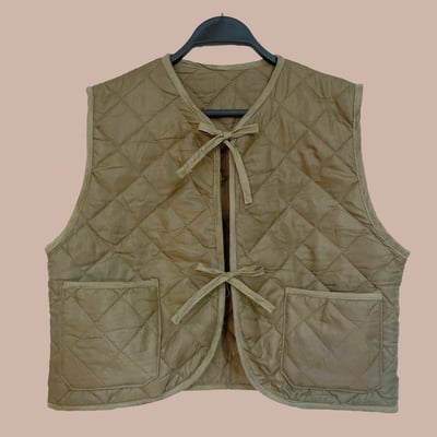 ✿眨眼有電✿ {K0096}  瑕疵特價 liner改製短版綁帶鋪棉背心1