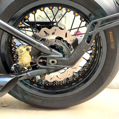 凱旋bobber改框後卡鉗大螃蟹 bobber後煞車 bobber卡鉗 brembo1