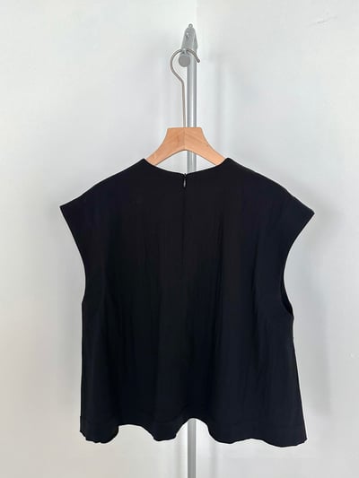 E02 俐落腰身設計款上衣11