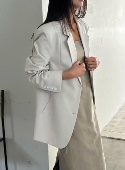 B07 細節腰身線條西裝外套1