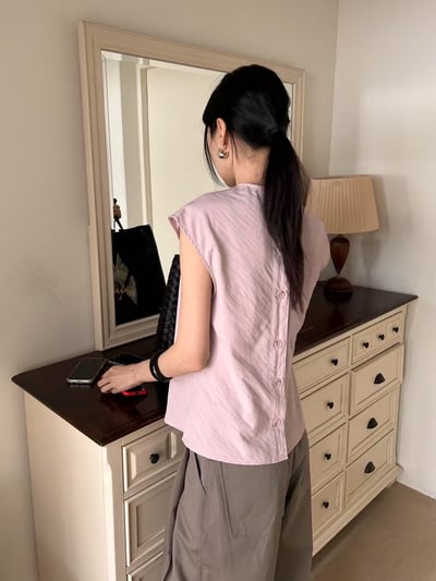 T03 不對稱式肩領排釦衣2